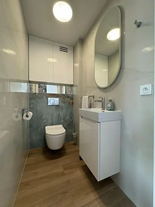 Luxuriously Decorated Apartment In A Calm District Of Cracovia